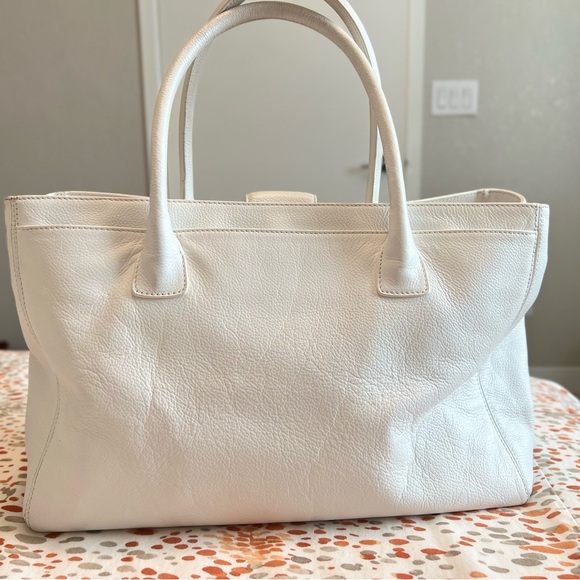 ‼️👜Chanel Executive White Leather - Women👜‼️ - Picture 4 of 16